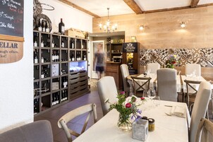 供应午餐和晚餐，法国菜，室外就餐