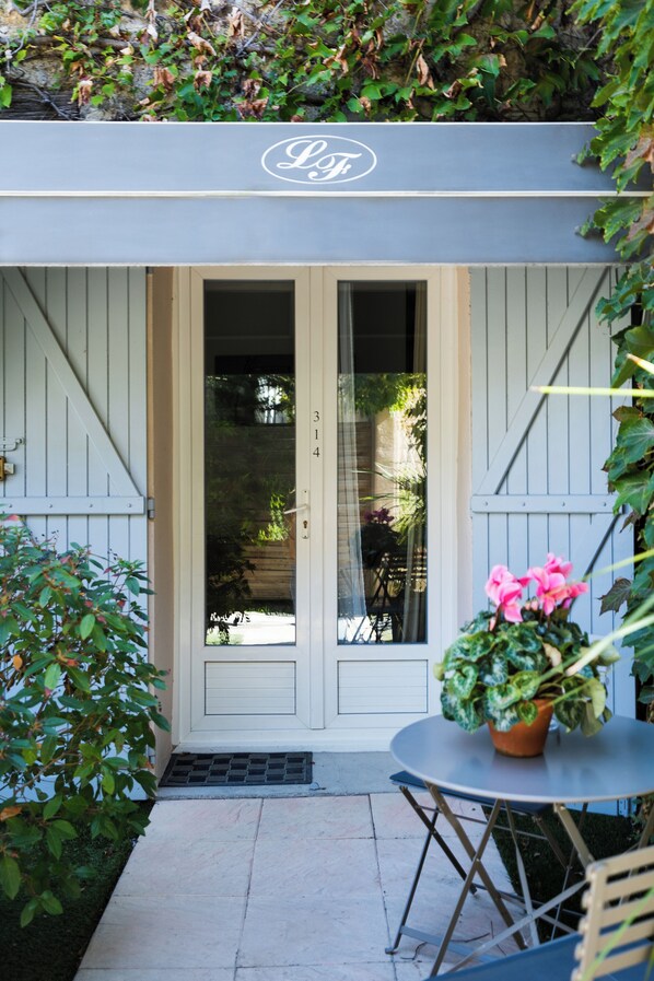 Triple Room | Desk, soundproofing, cribs/infant beds, rollaway beds