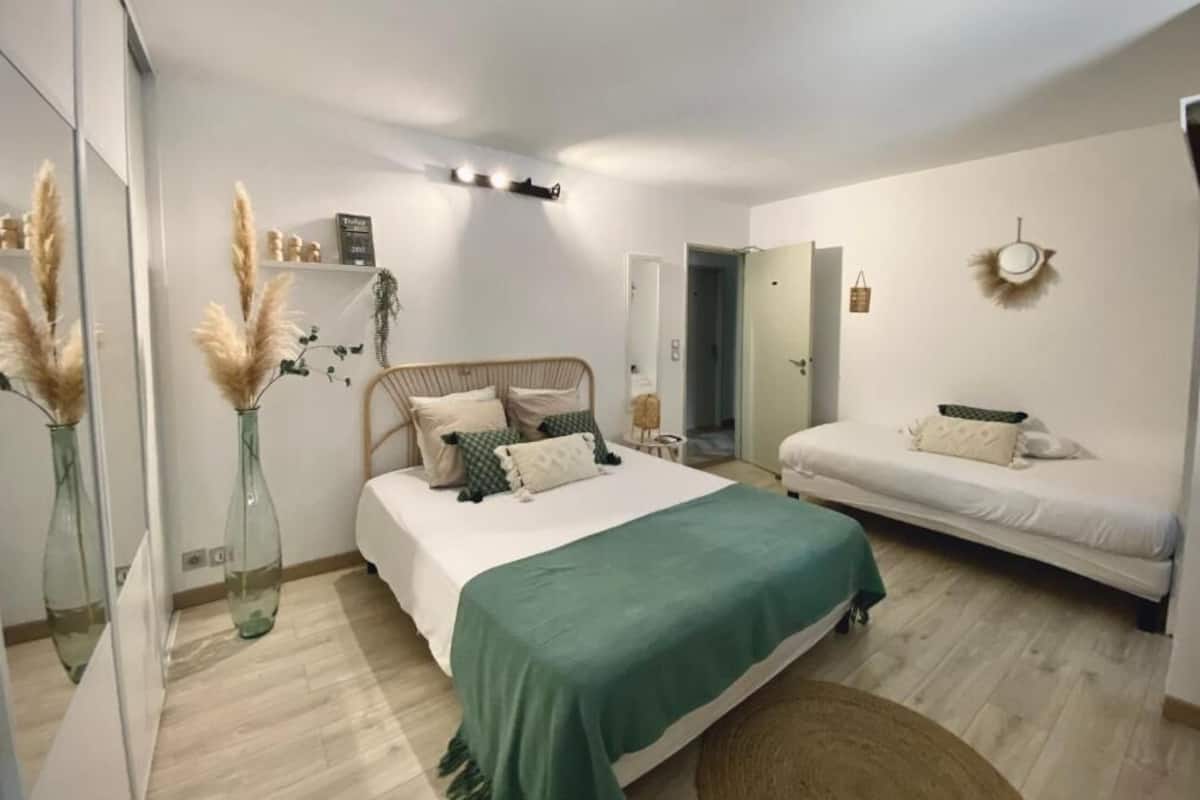 Desk, soundproofing, cribs (surcharge), rollaway beds (surcharge)
