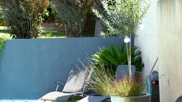 Una piscina al aire libre de temporada