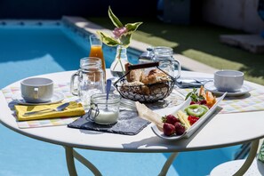 Daily buffet breakfast (EUR 11.50 per person)