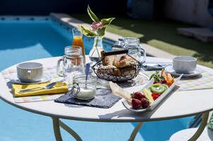 每日供应自助式早餐（每人 EUR 11.50）