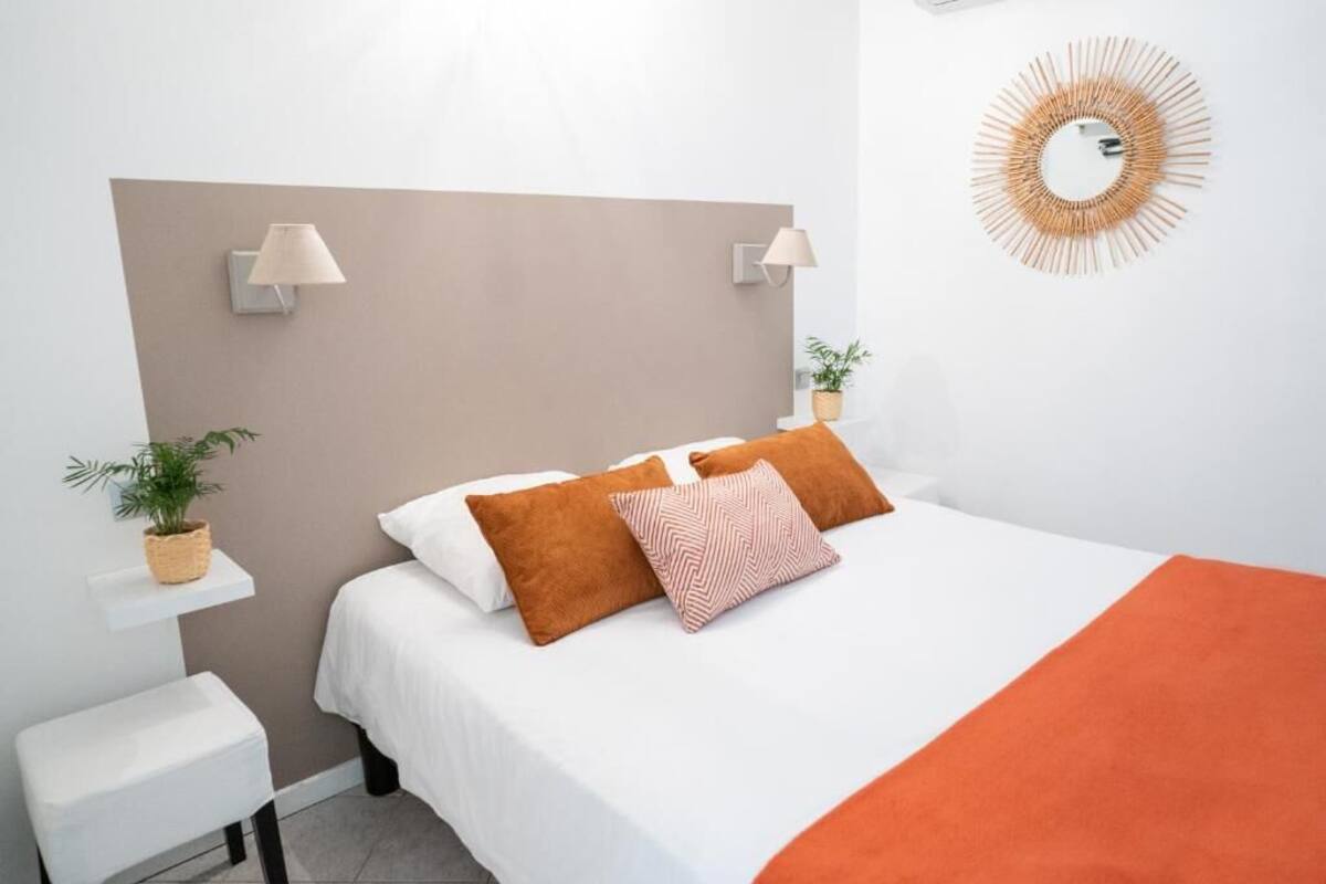 Desk, soundproofing, cribs (surcharge), rollaway beds (surcharge)