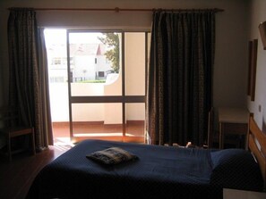 Standaard appartement, 1 slaapkamer | Een kluis op de kamer, een strijkplank/strijkijzer, babybedden