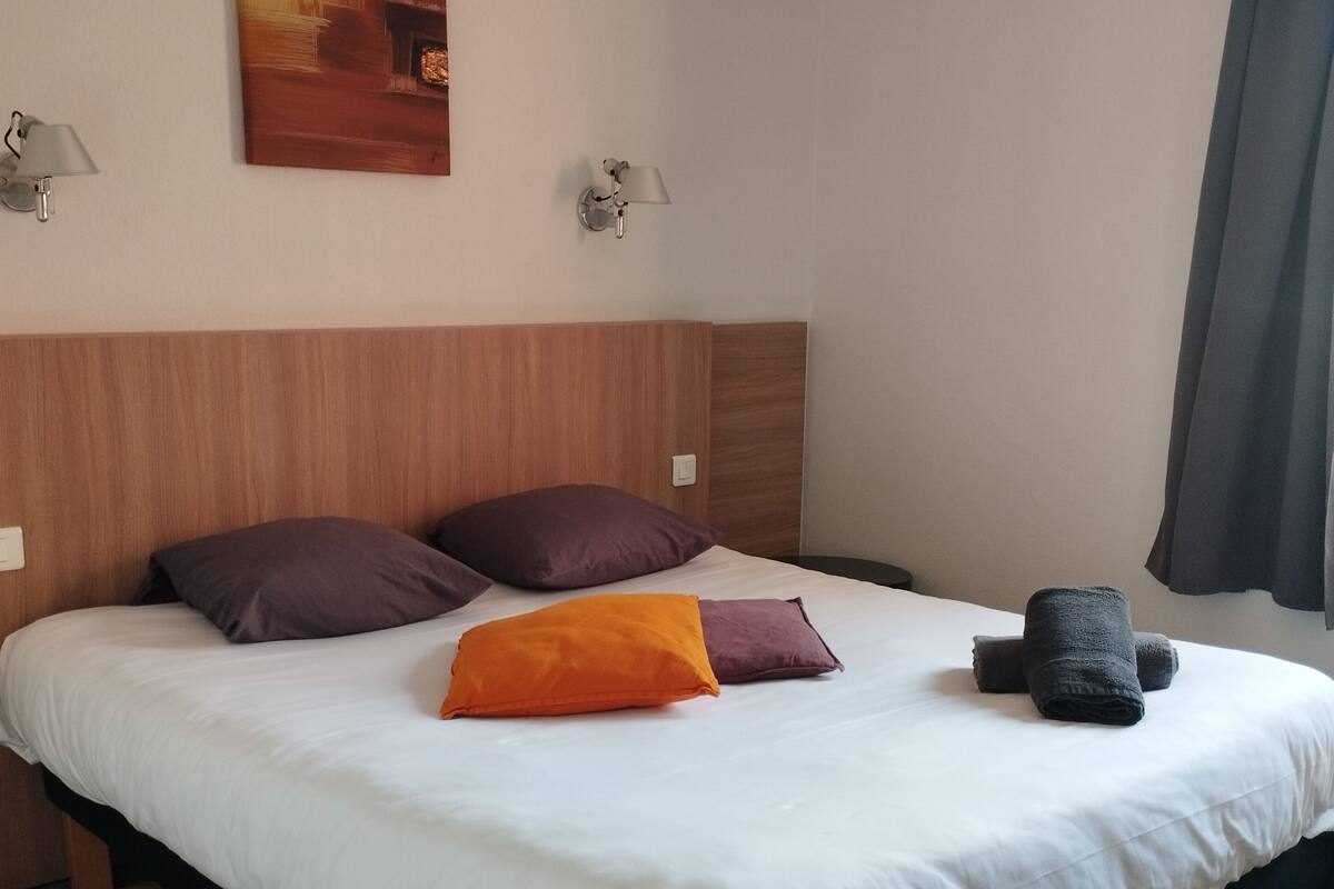 Kamar Standar, 1 Tempat Tidur Double | Seprai premium, meja kerja, kedap suara, dan tempat tidur lipat/tambahan