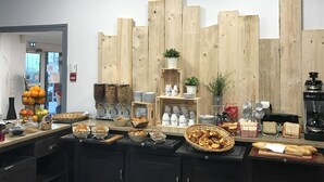 A buffet setup with various food items and kitchen appliances. - Kyriad Direct Agen-Castelculier (Castelculier)