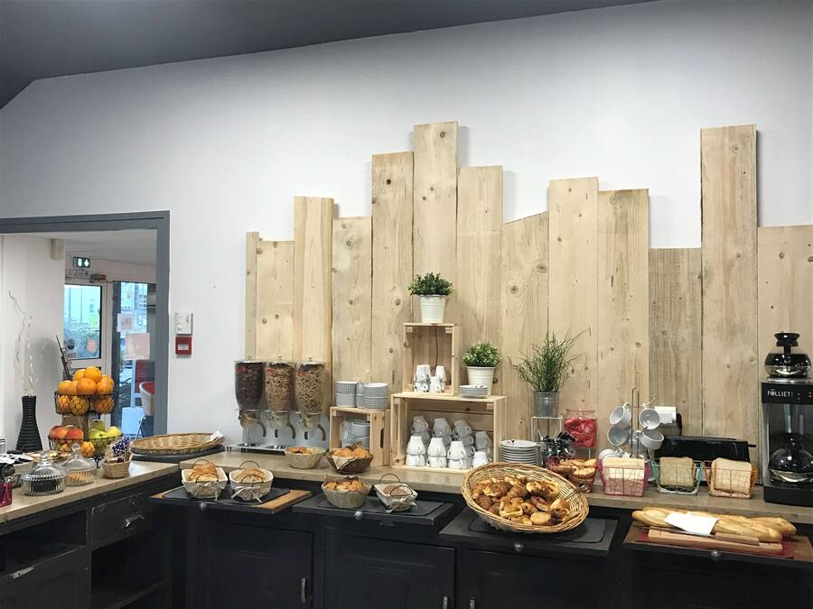 Petit déjeuner buffet (9.00 EUR par personne)