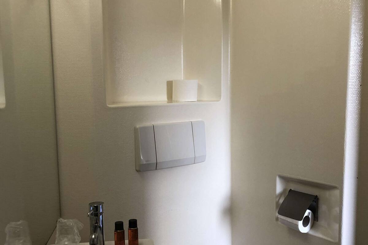 Shower, perlengkapan kamar mandi ramah lingkungan,  dan pengering rambut