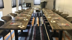 A conference room with a long table, chairs, and a carpeted floor. - Kyriad Direct Agen-Castelculier (Castelculier)