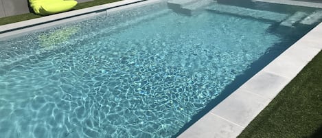 Una piscina al aire libre de temporada