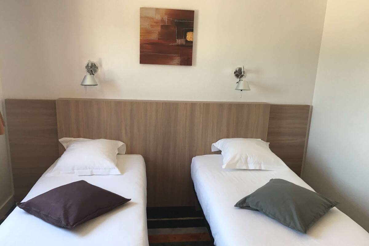 Seprai premium, meja kerja, kedap suara, dan tempat tidur lipat/tambahan