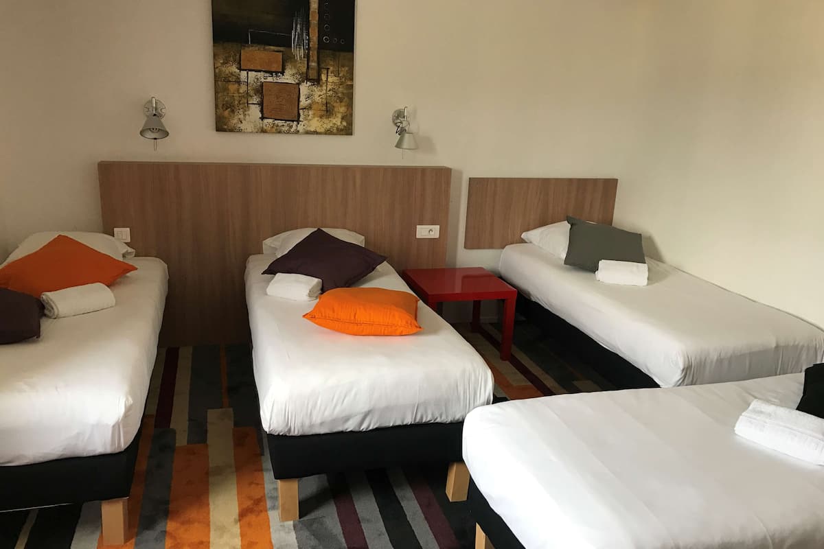Habitación estándar, varias camas | Ropa de cama de alta calidad, escritorio, insonorización y camas extra
