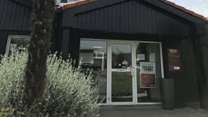 A building with a two-story structure, a red upper section, and a white lower section. - Kyriad Direct Agen-Castelculier (Castelculier)