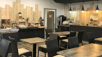 Petit déjeuner buffet (9.00 EUR par personne)