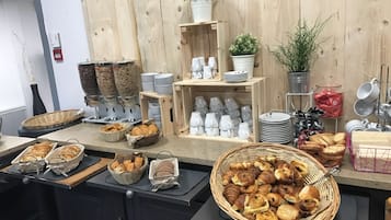 Desayuno buffet todos los días (EUR 9.00 por persona)