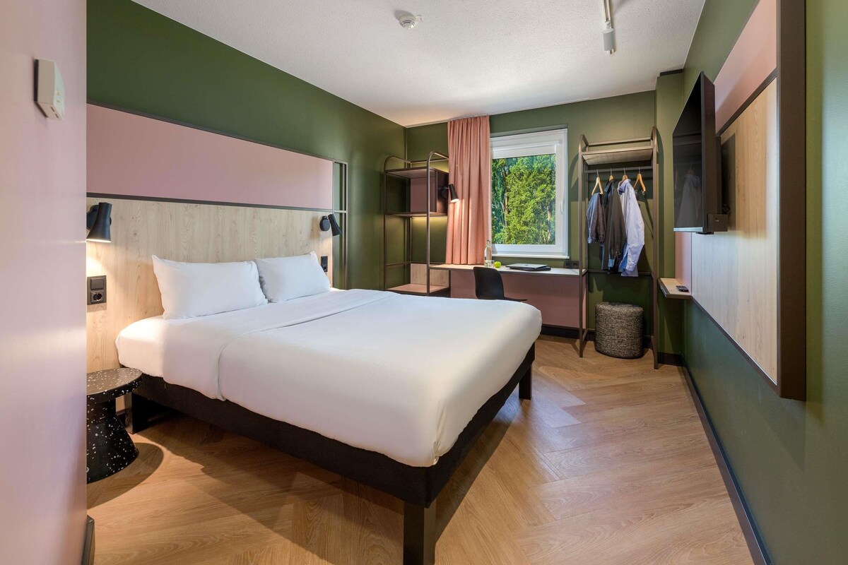 Standard Room, 1 Double Bed | Hypo-allergenic bedding, desk, blackout curtains, soundproofing