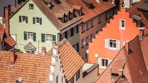 A densely packed urban area with closely built multi-story buildings featuring red-tiled roofs and various architectural styles. - ibis Konstanz (Konstanz)