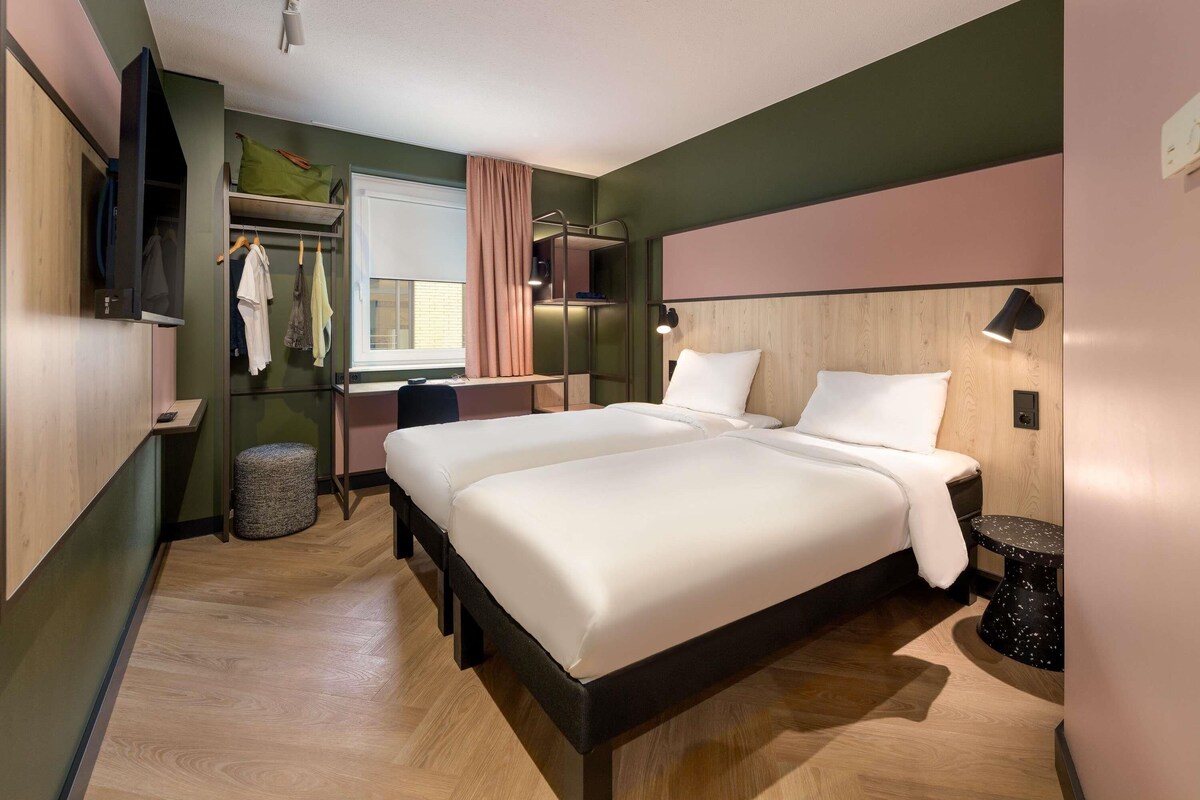 Standard Room, 2 Single Beds | Hypo-allergenic bedding, desk, blackout curtains, soundproofing