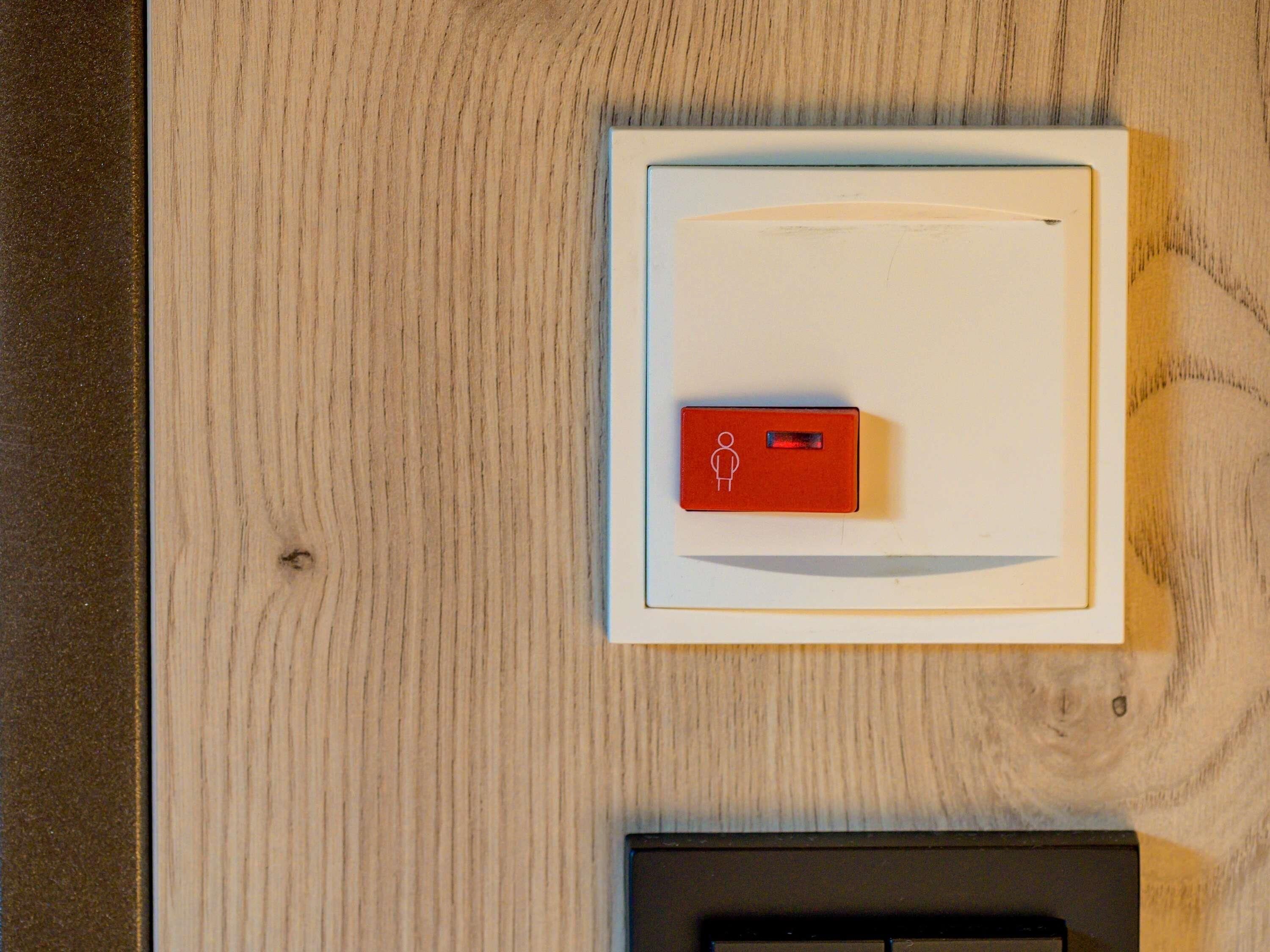 Vue d’ensemble d’un plancher en bois avec un objet blanc qui ressemble à un interrupteur ou à un panneau de commande.