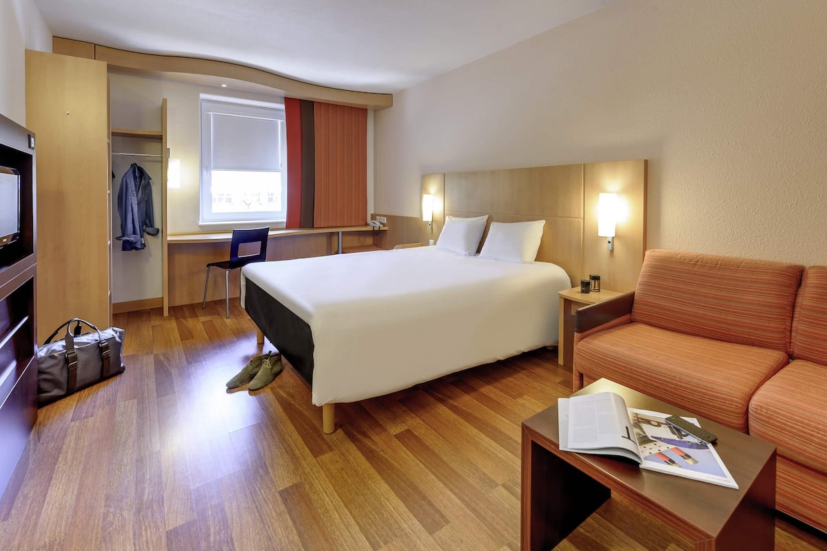 Standard Room, 1 Double Bed with Sofa bed | Hypo-allergenic bedding, desk, blackout curtains, soundproofing