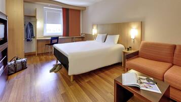 Standaard kamer, 1 tweepersoonsbed met slaapbank | Hypoallergeen beddengoed, een bureau, verduisterende gordijnen