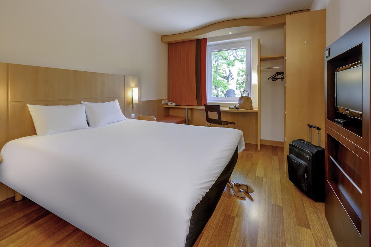 Standard Room, 1 Double Bed | Hypo-allergenic bedding, desk, blackout drapes, soundproofing