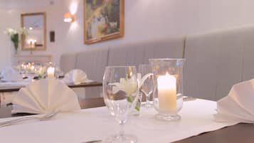 Se sirven desayunos y cenas, cocina internacional