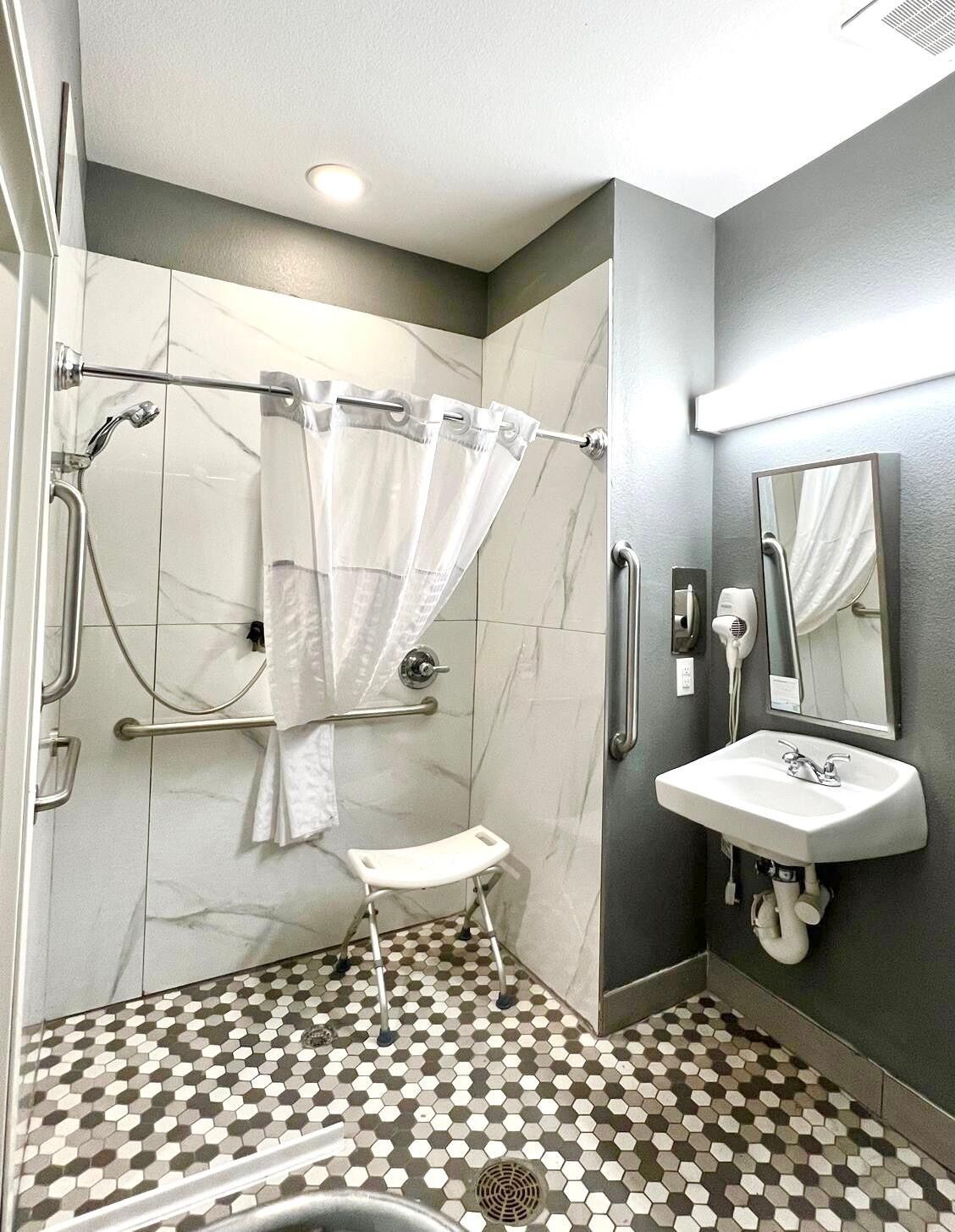 room, 1 queen bed, accessible, non smoking (mobility/hearing, roll-in shower) | bathroom | combined shower/bathtub, hair dryer, towels