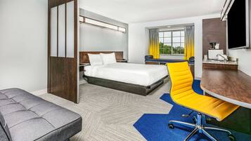 Studiosuite, 1 queensize-seng, tilgjengelighetstilpasset, ikke-røyk | Allergitestet sengetøy, skrivebord og skrivebord for bærbar PC