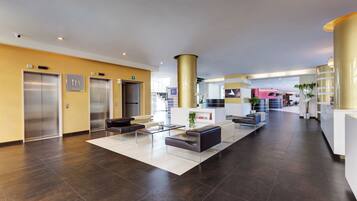 Coin salon dans le hall