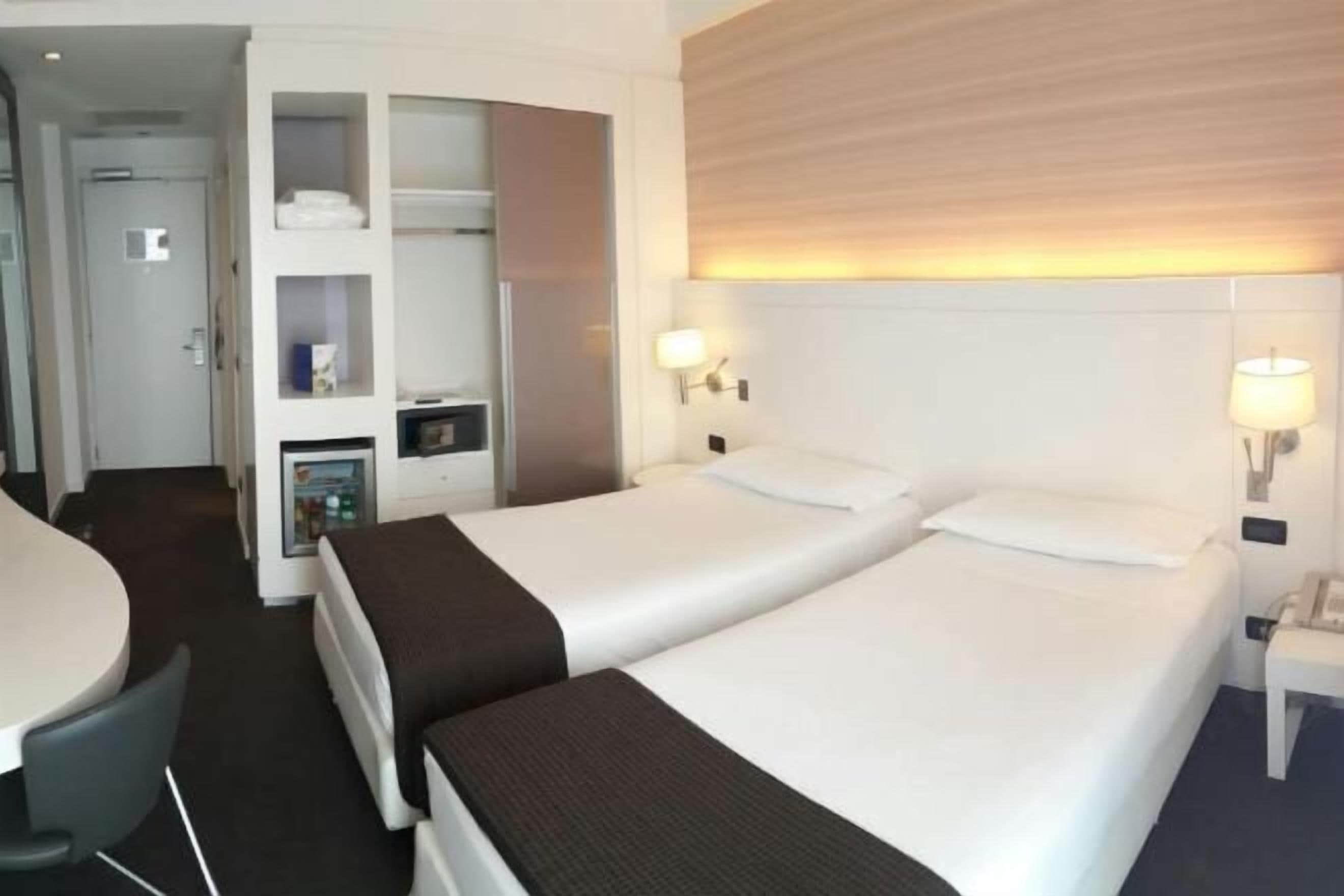 Minibar, caja de seguridad en la habitación y escritorio 