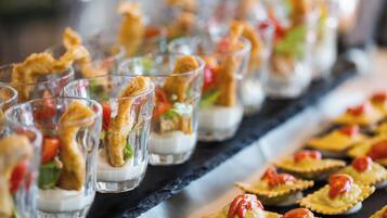 Sarapan, makan tengah hari, makan malam dihidangkan; masakan Itali