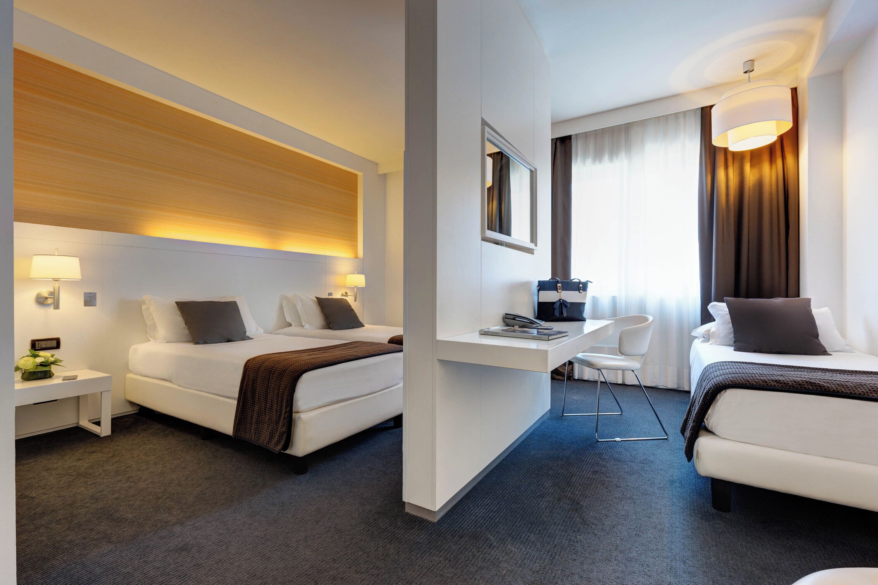 Tremannsrom | Minibar, safe på rommet, skrivebord og blendingsgardiner