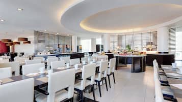 Sarapan, makan tengah hari, makan malam dihidangkan; masakan Itali