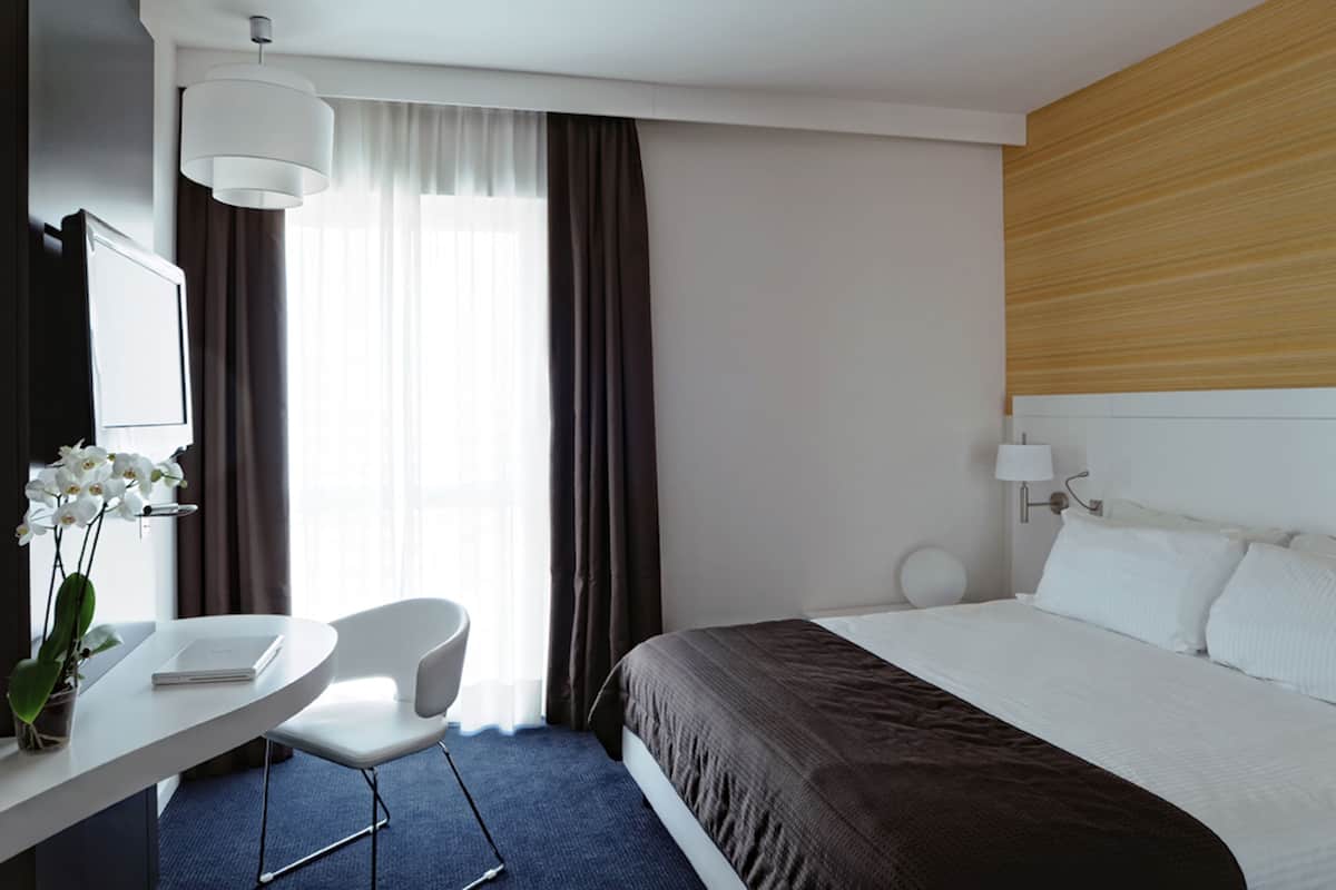 Chambre Double | Minibar, coffres-forts dans les chambres, bureau, rideaux occultants