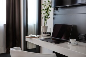 Executive Double Room | Minibar, in-room safe, desk, blackout drapes