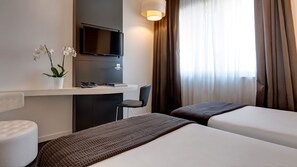 Tomannsrom | Minibar, safe på rommet, skrivebord og blendingsgardiner