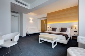 Junior Suite | Minibar, in-room safe, desk, blackout drapes - iH Hotels Roma Z3 (Rome)