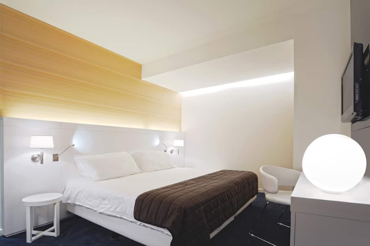 Minibar, coffres-forts dans les chambres, bureau, rideaux occultants