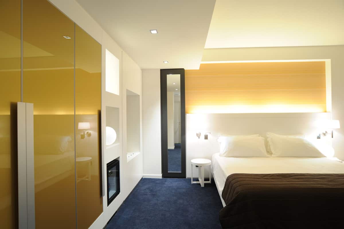 Minibar, coffres-forts dans les chambres, bureau, rideaux occultants