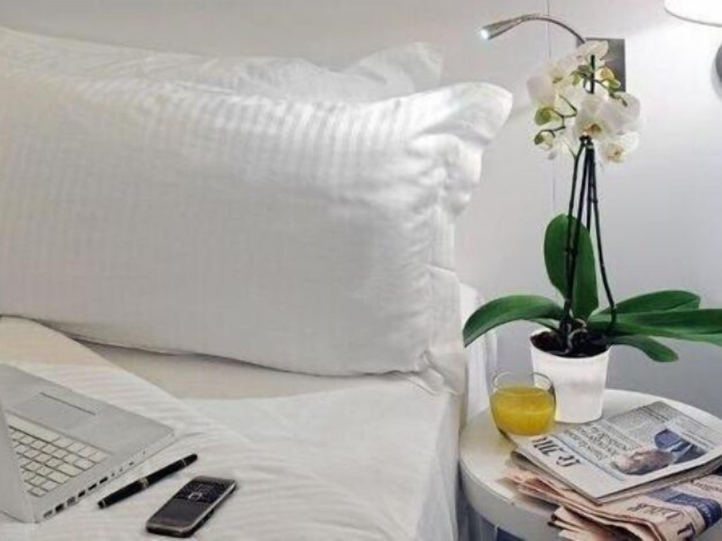 Minibar, caja de seguridad en la habitación y escritorio 