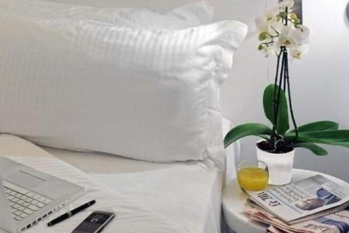 Minibar, coffres-forts dans les chambres, bureau, rideaux occultants