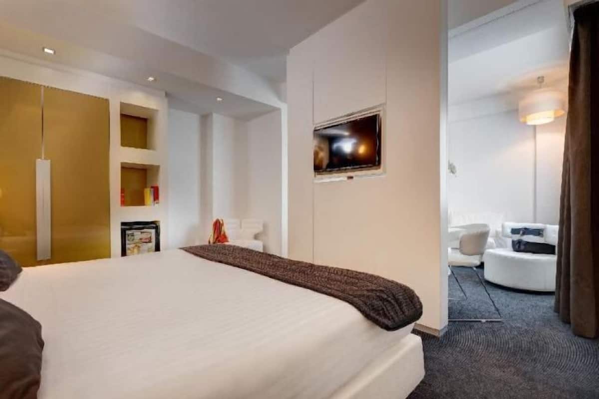 Minibar, coffres-forts dans les chambres, bureau, rideaux occultants
