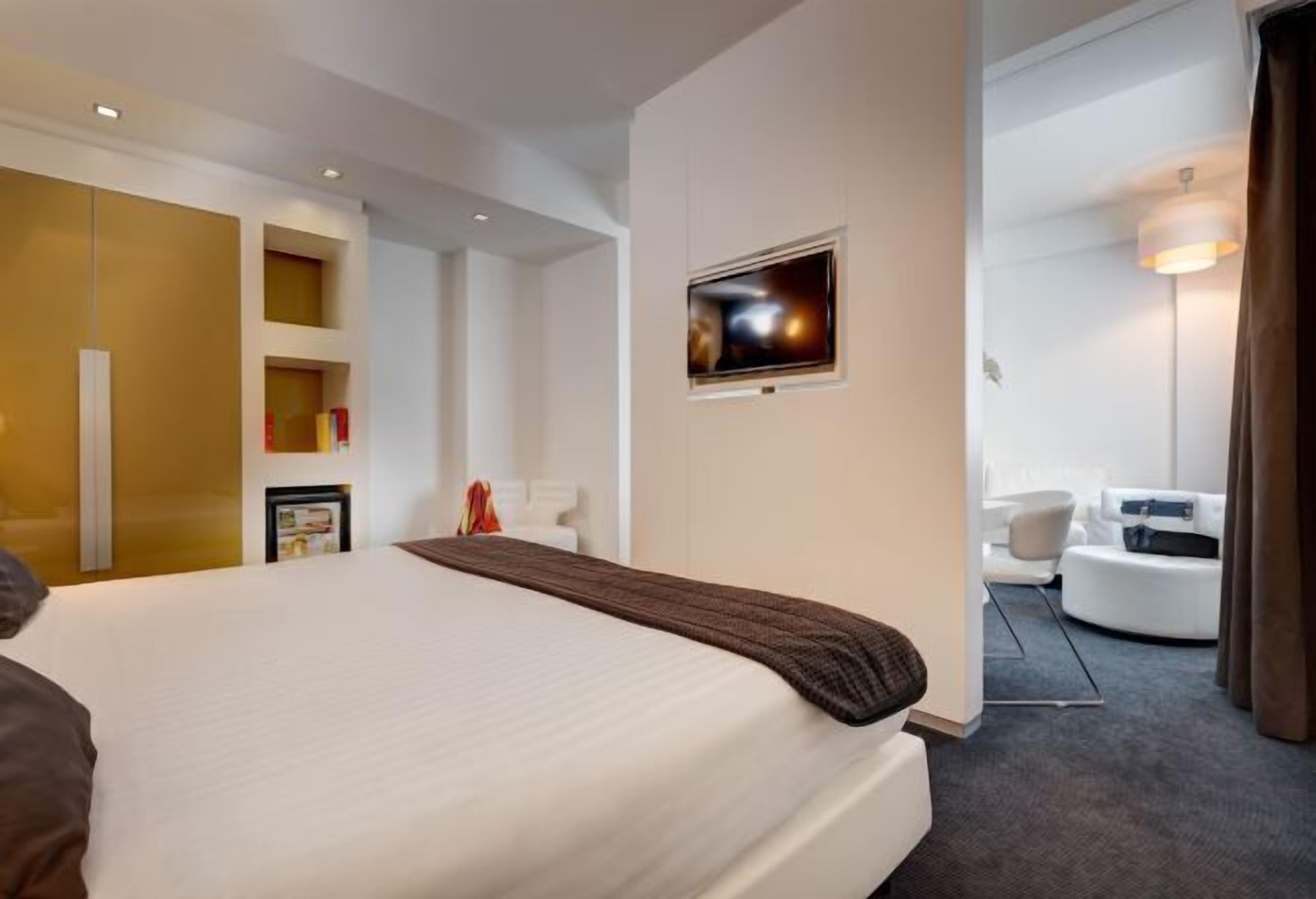 Minibar, coffres-forts dans les chambres, bureau, rideaux occultants