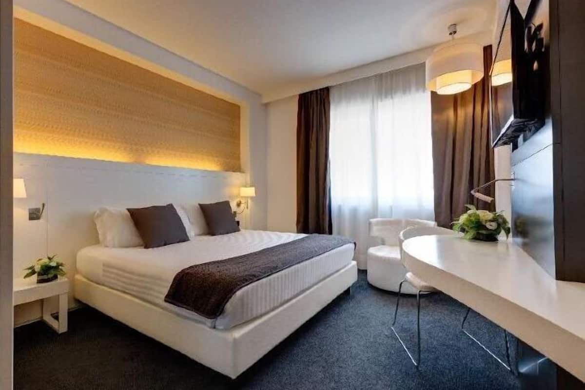 Minibar, coffres-forts dans les chambres, bureau, rideaux occultants