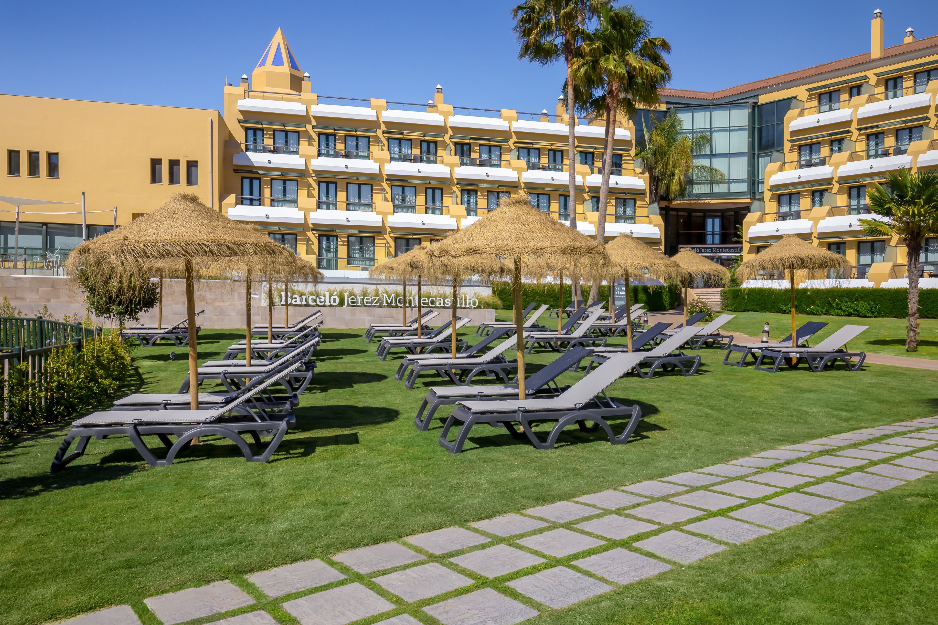 Een binnenzwembad, 4 buitenzwembaden, parasols voor strand/zwembad