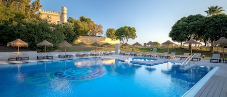 Innendørsbasseng,4 utendørsbassenger, bassengparasoller og solsenger