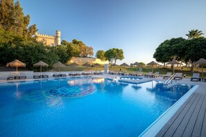 Piscine couverte, 4 piscines extérieures, parasols de plage