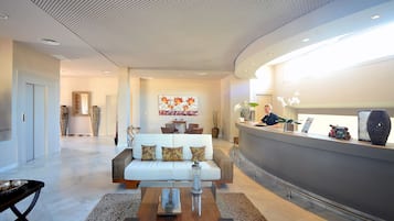 Couples treatment room(s), sauna, hot tub, steam room