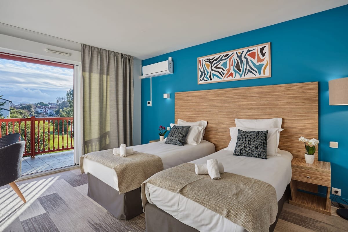 1 bedroom, desk, free wifi, bed sheets